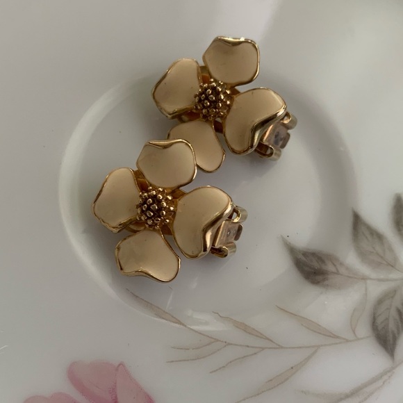Vintage Enamel crème and goldstone floral clip on earrings - Picture 4 of 4